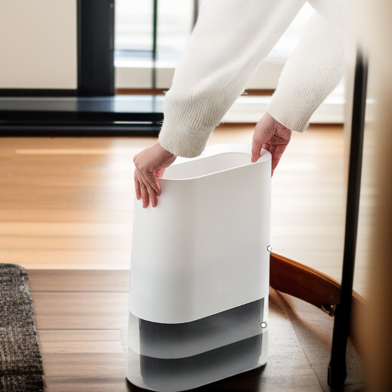 사무실 책상 옆 단색 휴지통 배치