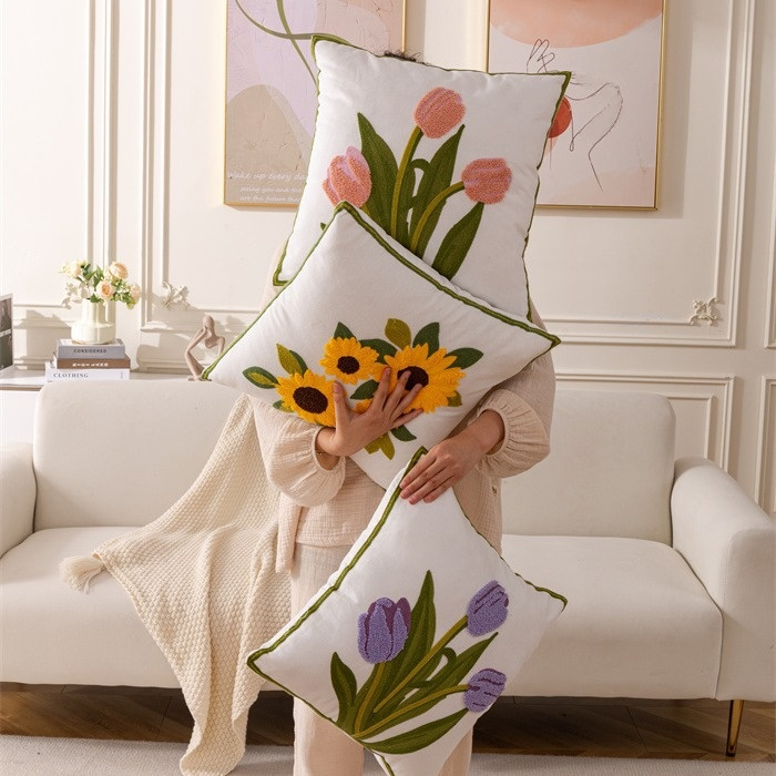 taie d'oreiller brodée de fleurs