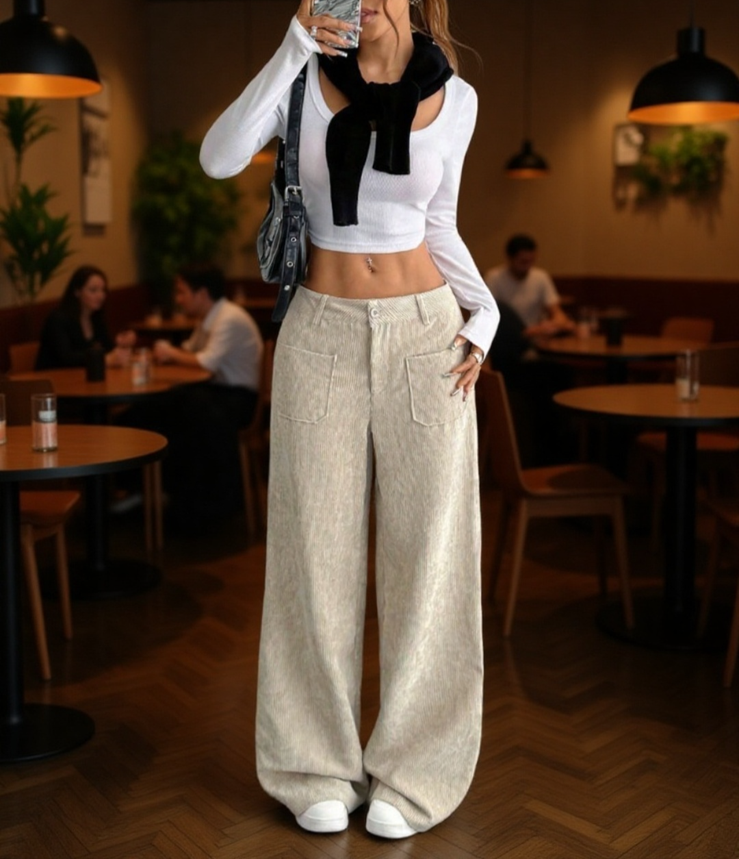 ストライプデザインのワイドパンツ全体像