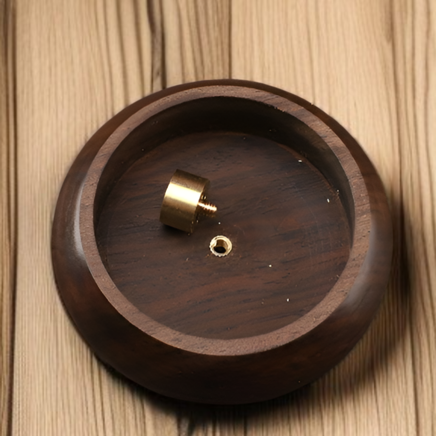 和室に置かれた白檀多孔線香挿し