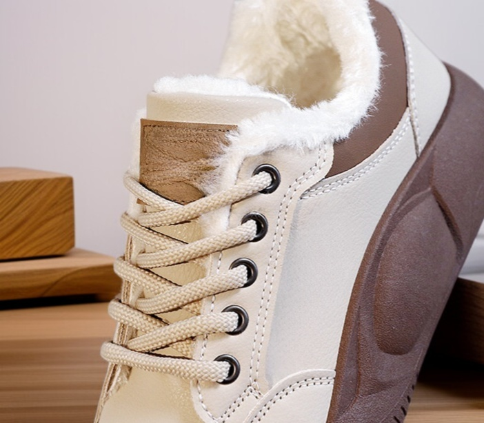 冬季專用加絨運動鞋女穿搭示範