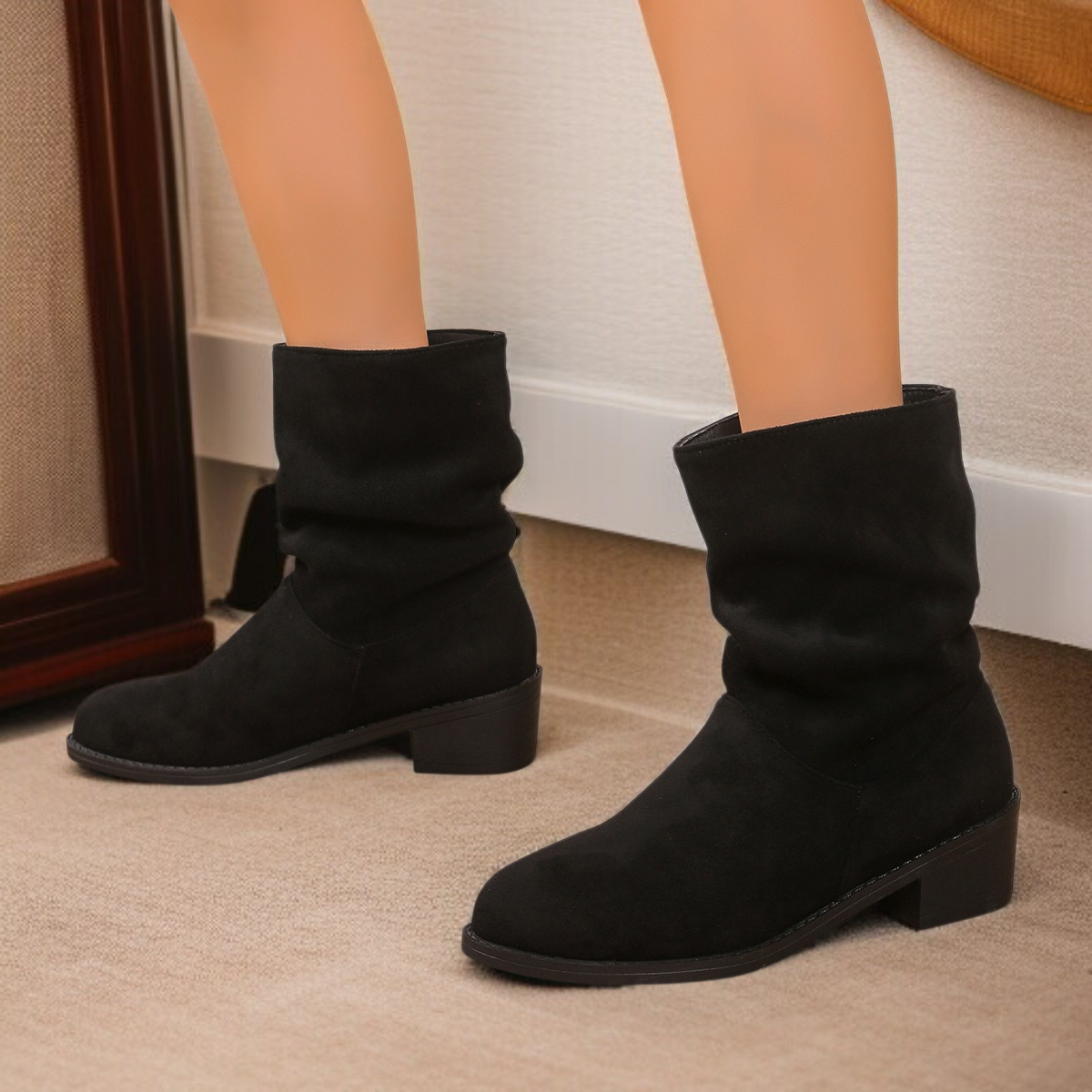 安定感のある太ヒールショートブーツ