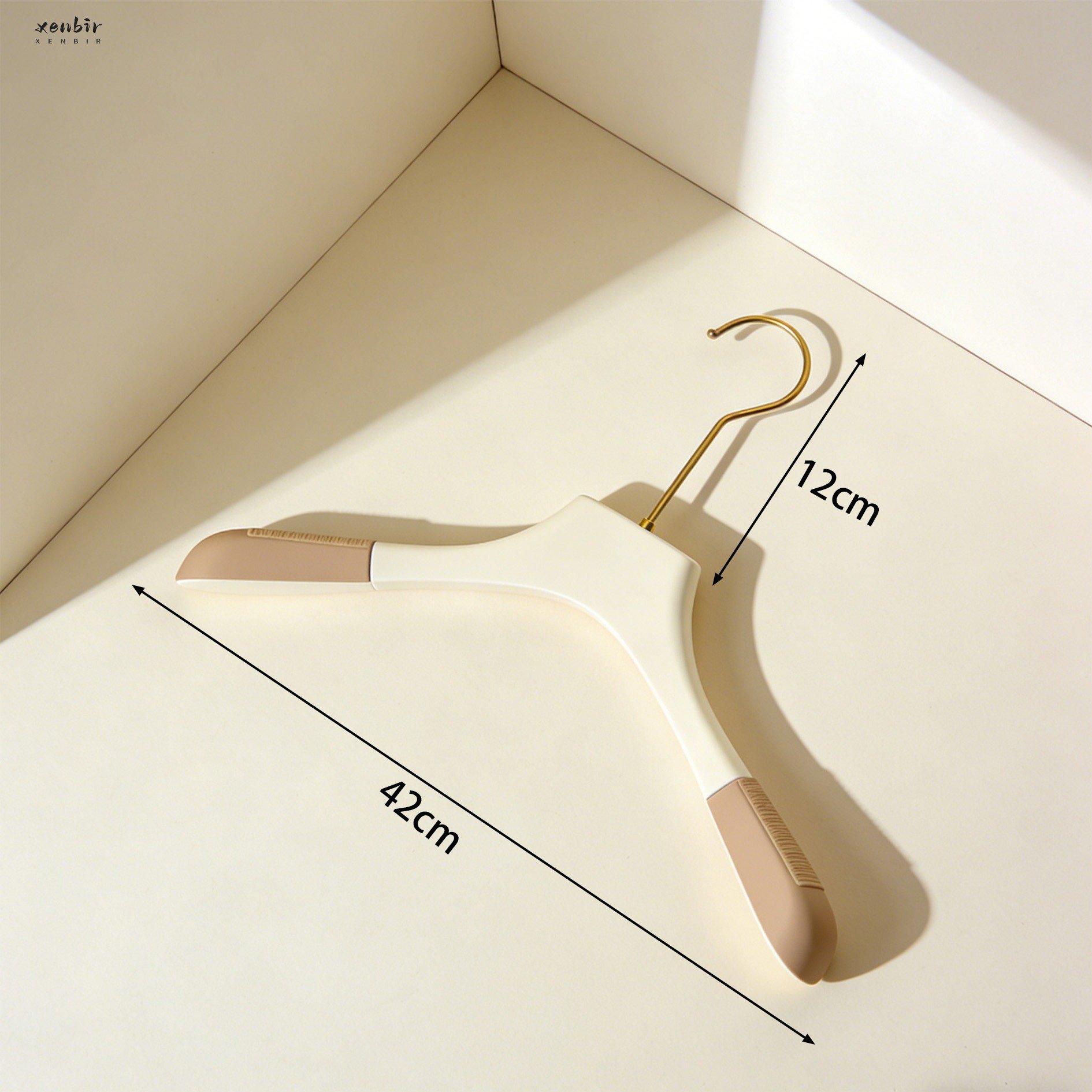 ไม้แขวนเสื้อช่วยจัดระเบียบตู้เสื้อผ้า