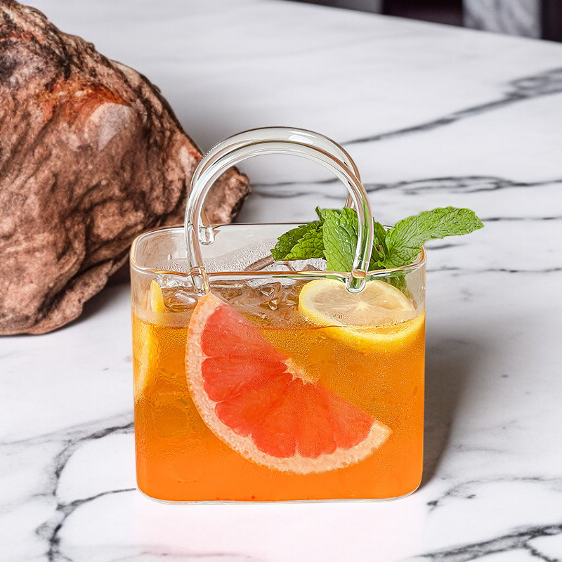 ハンドバッグ型のガラス製飲料カップ
