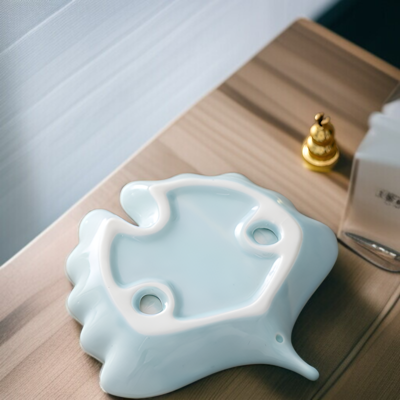 アンティーク調の菩提葉と銀杏の葉をあしらった、木目調で耐火性のある持ち運びに便利なミニ香炉です。