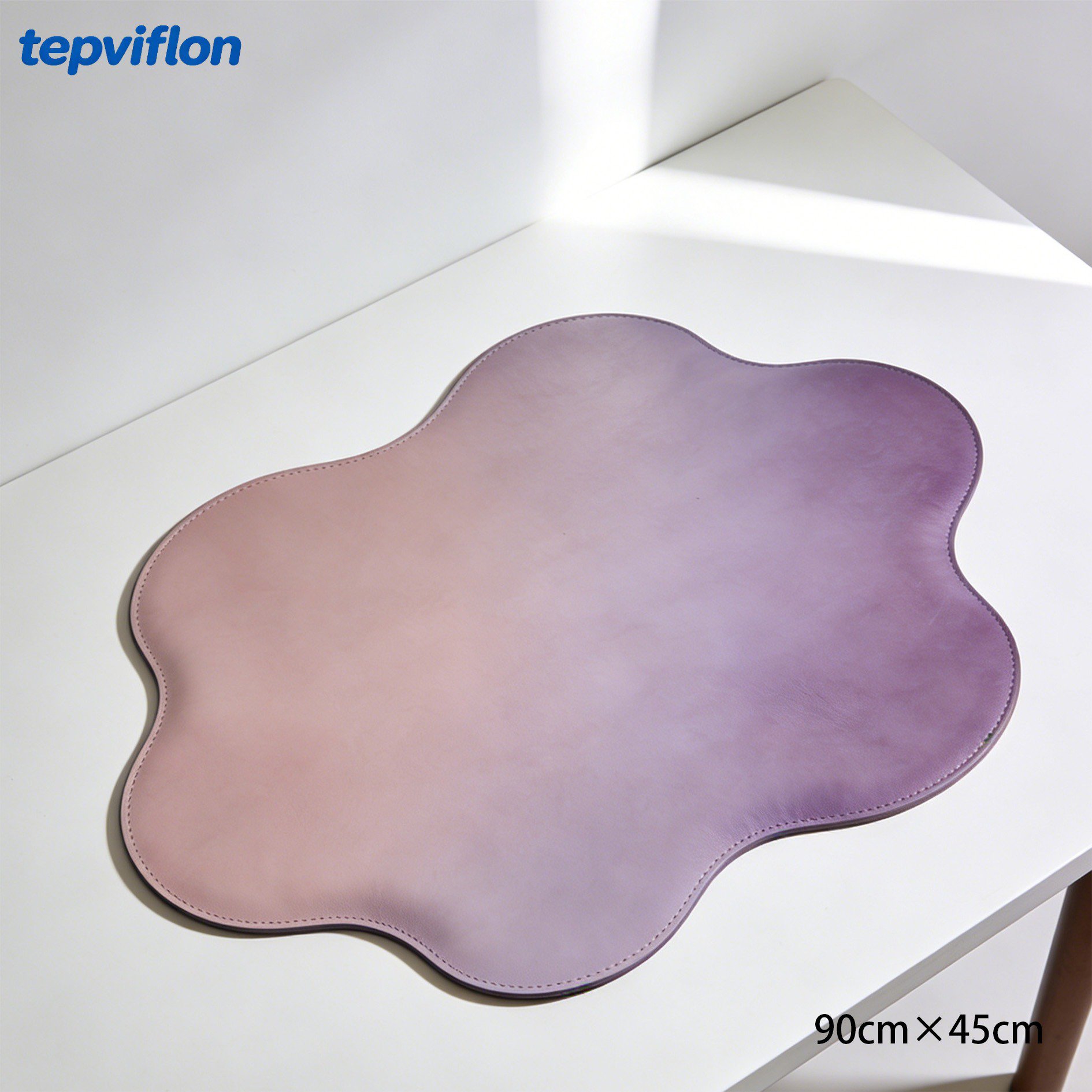 Detal struktury skórzanej podkładki na stole