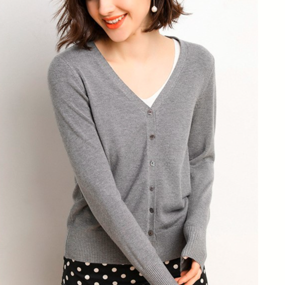 カジュアルにもフォーマルにも使える長袖カーディガン