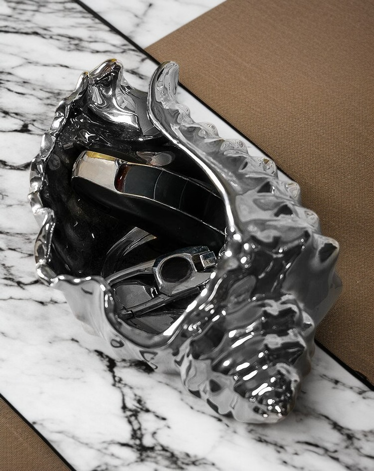 لوحة عرض مجوهرات بشكل صدفة على طاولة الزينة