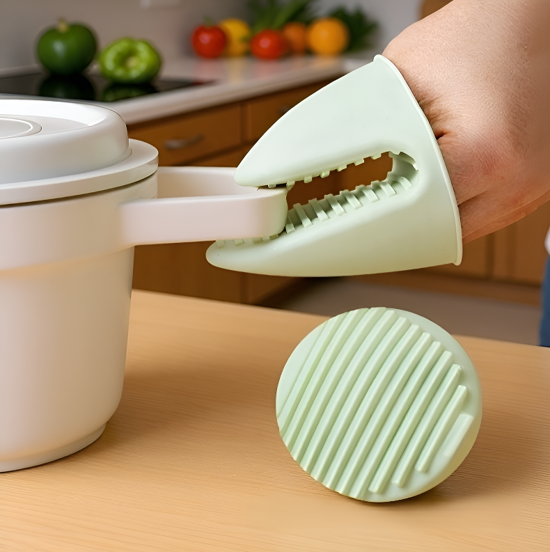 손에 착용한 두꺼운 실리콘 주방 장갑