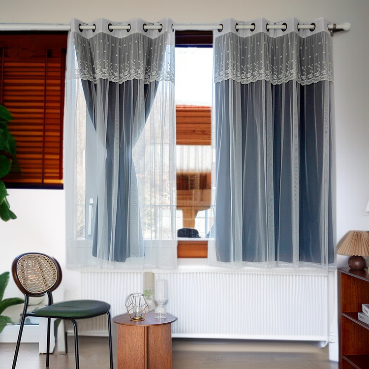 세련된 두꺼운 커튼으로 완성된 침실