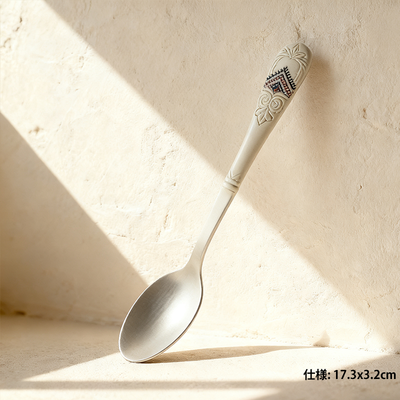 スープスプーンの持ち手部分の拡大写真