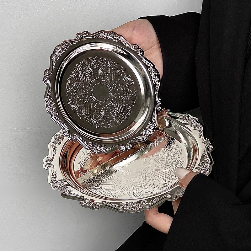 Petit plateau en métal sculpté rétro