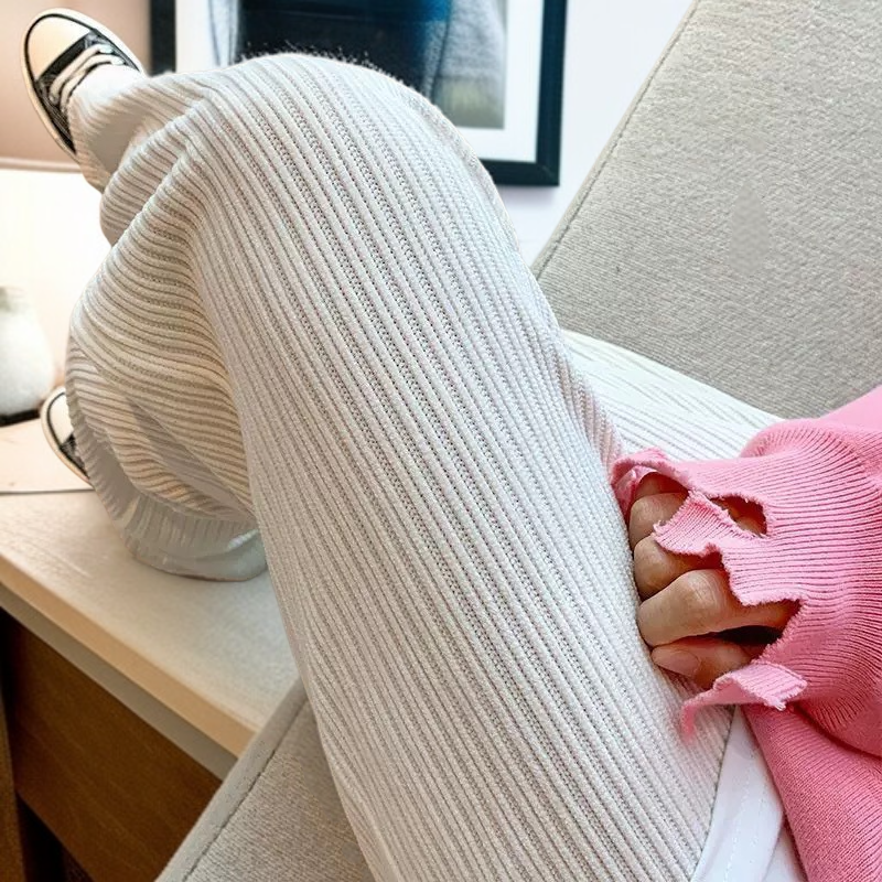 秋と冬の女性用のクリーム色のワイドレッグパンツに、ベルベットと厚みのあるハイウエストのルーズパンツで着痩せ効果があり、汎用性の高いドレープ性のカジュアルストレートパンツです。