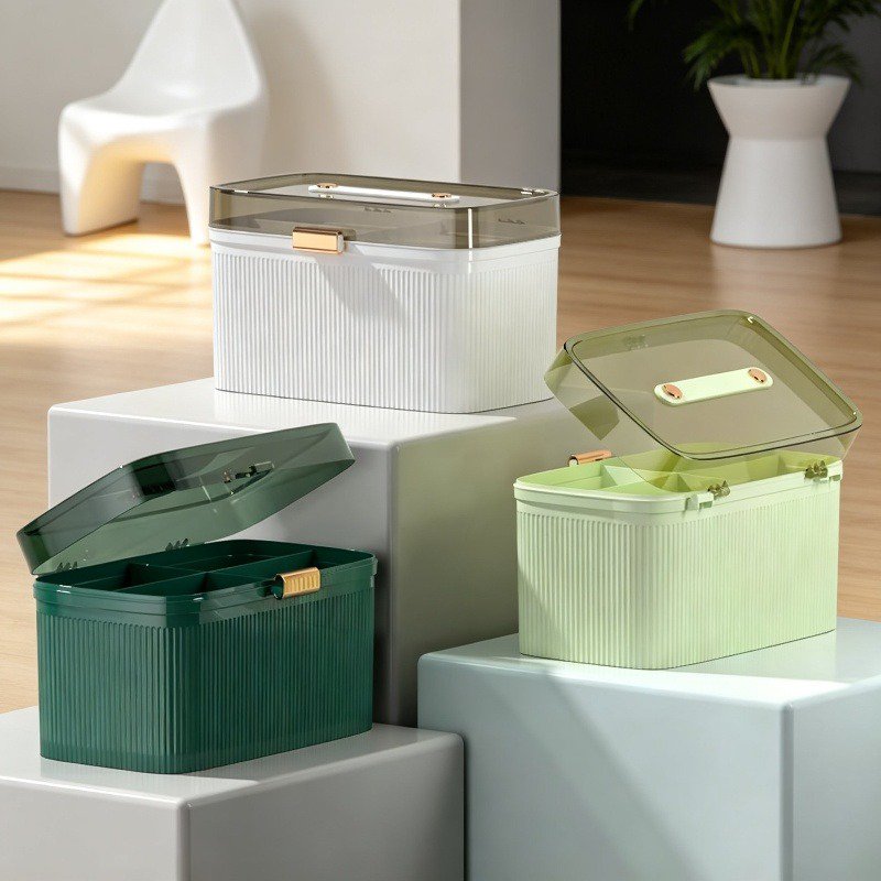 Многоярусная аптечка семейного размера для домашнего использования.