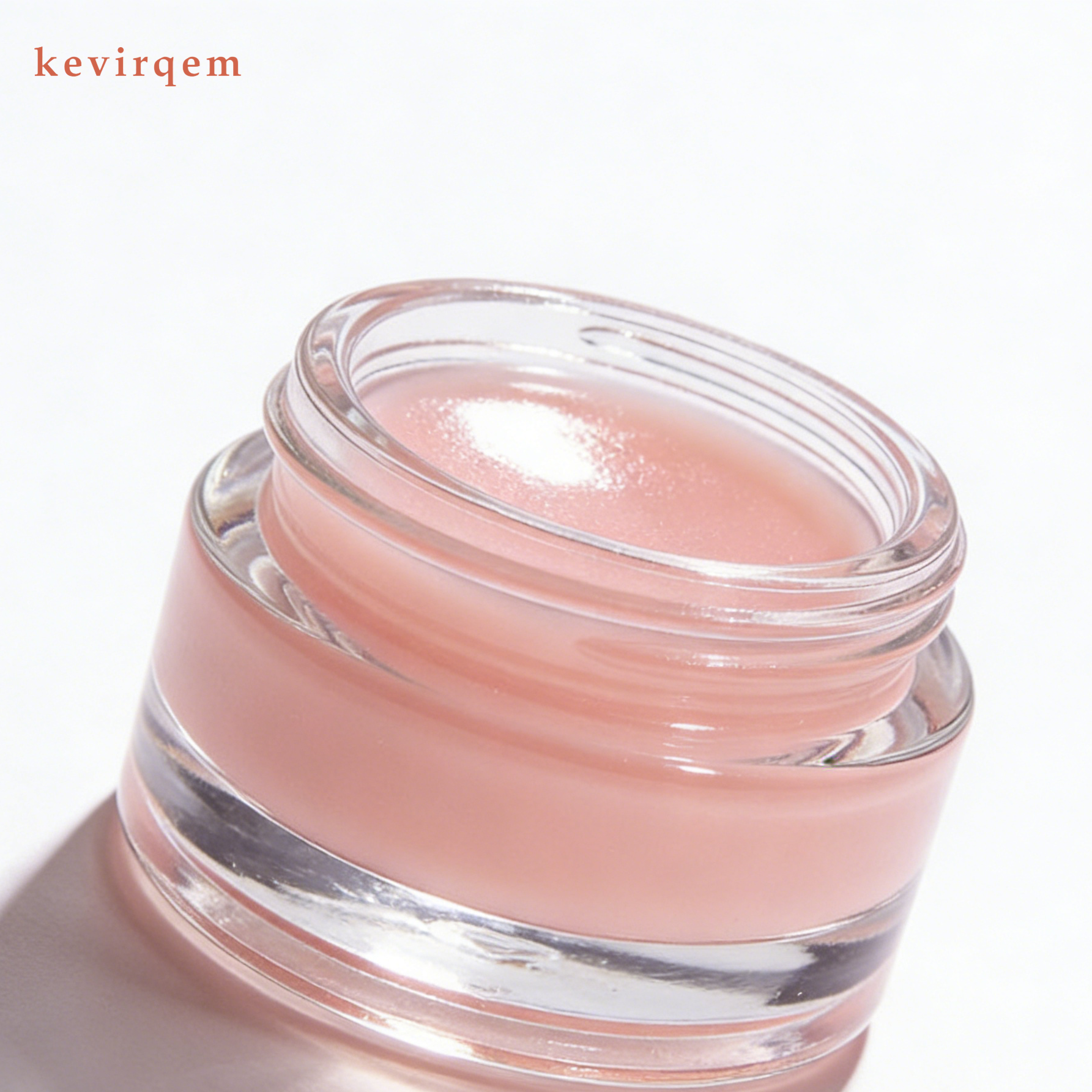 연분홍색 투명 용기에 담긴 보습 립 마스크