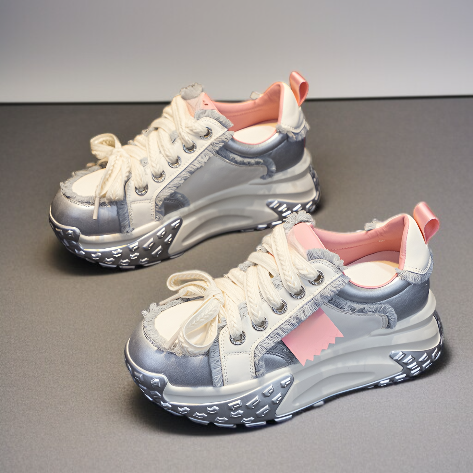 أحذية رياضية جديدة ذات نعل سميك