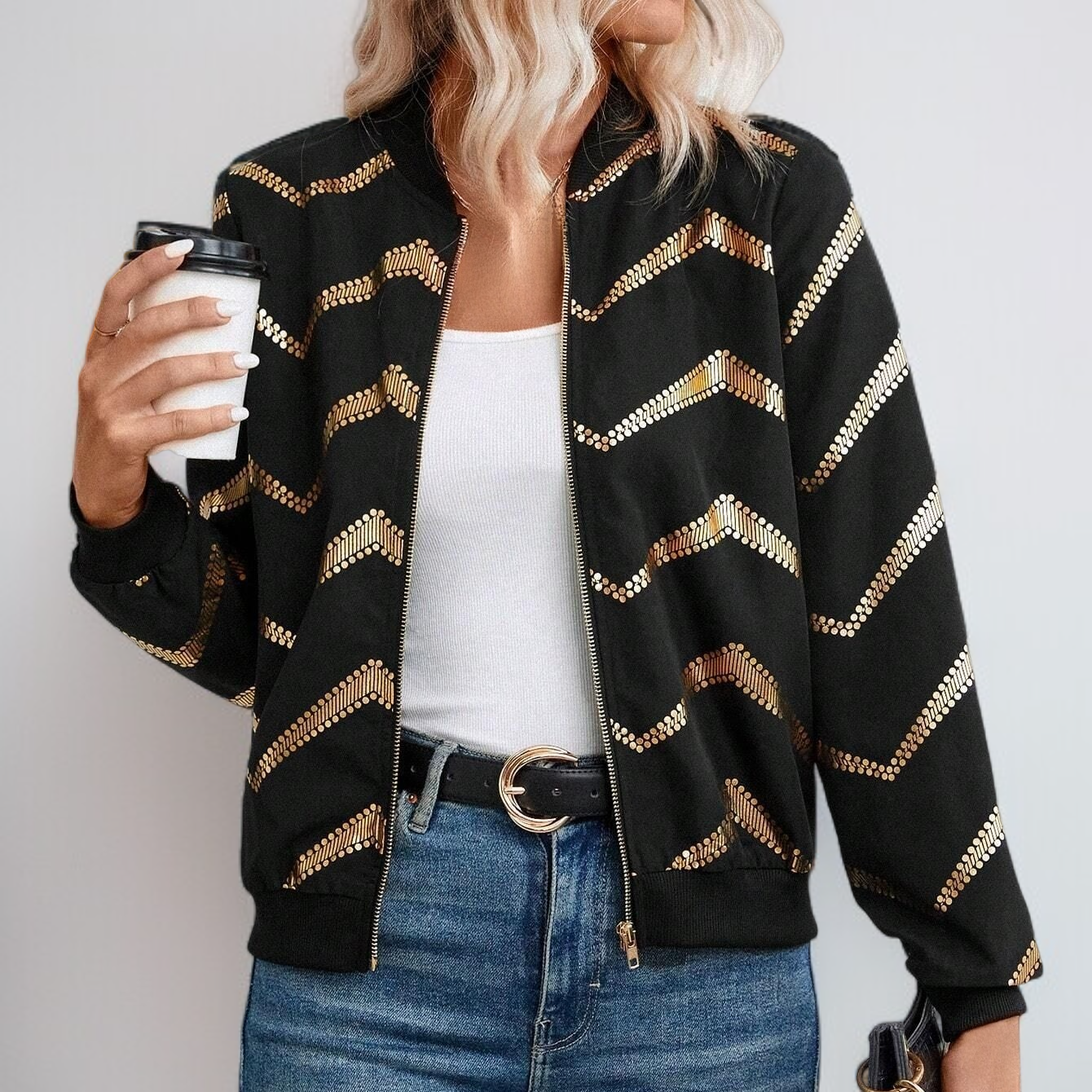 ゴールド箔プリントとジップアップの長袖が特徴のレディースボンバージャケット