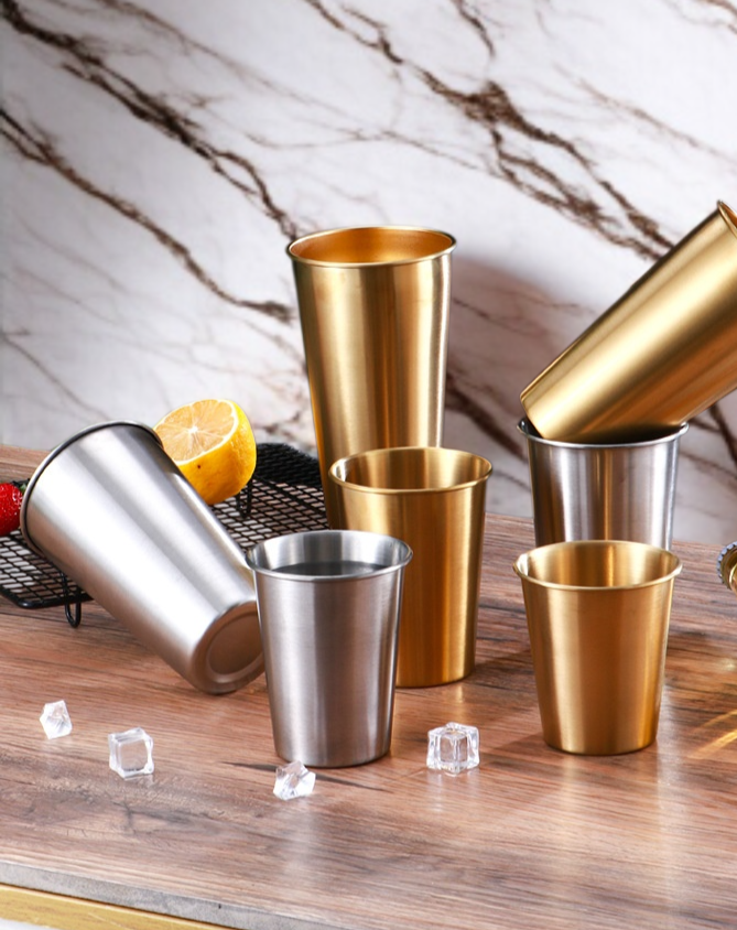 軽量で持ち運びやすいステンレスカップ