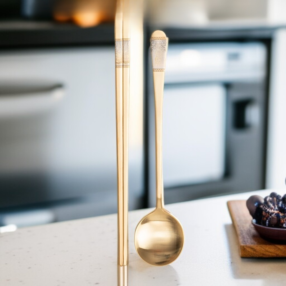 家庭用の厚みのあるステンレス製スプーン