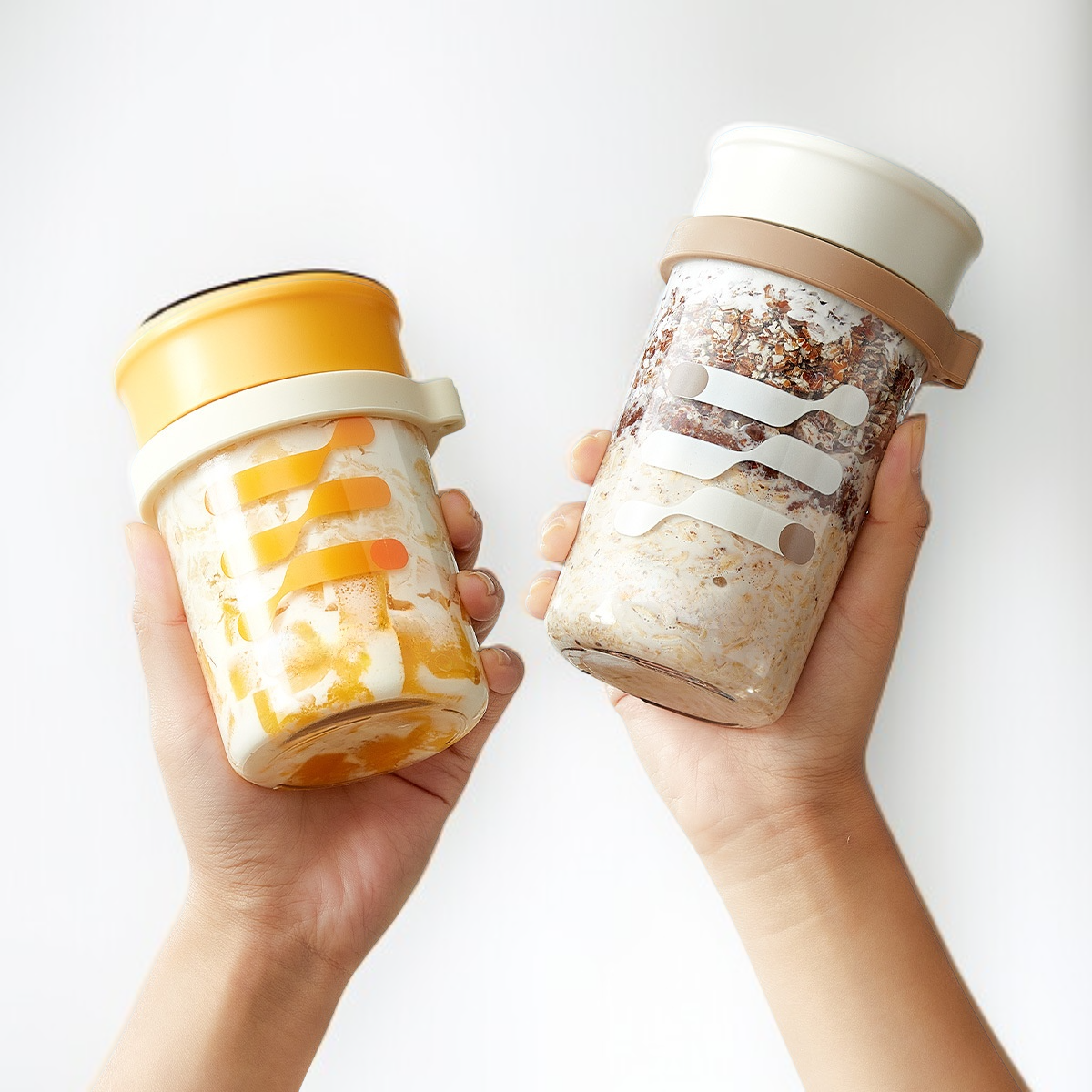 Opción de desayuno para llevar con yogur y cereal