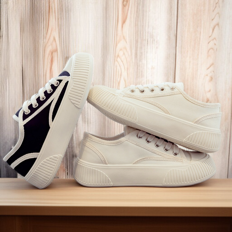 コーデしやすいフラット白スニーカー