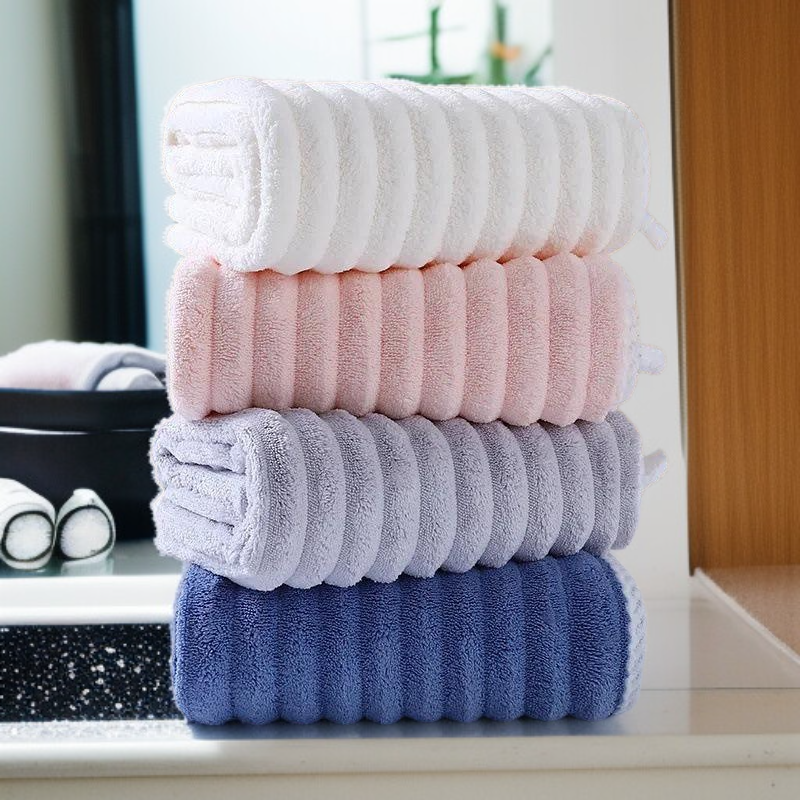 Coral Fleece Handtücher stapelweise präsentiert