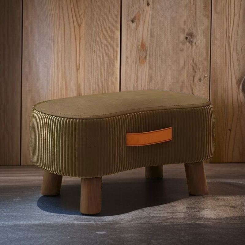 Kompakter Holzhocker als praktische Sitzgelegenheit