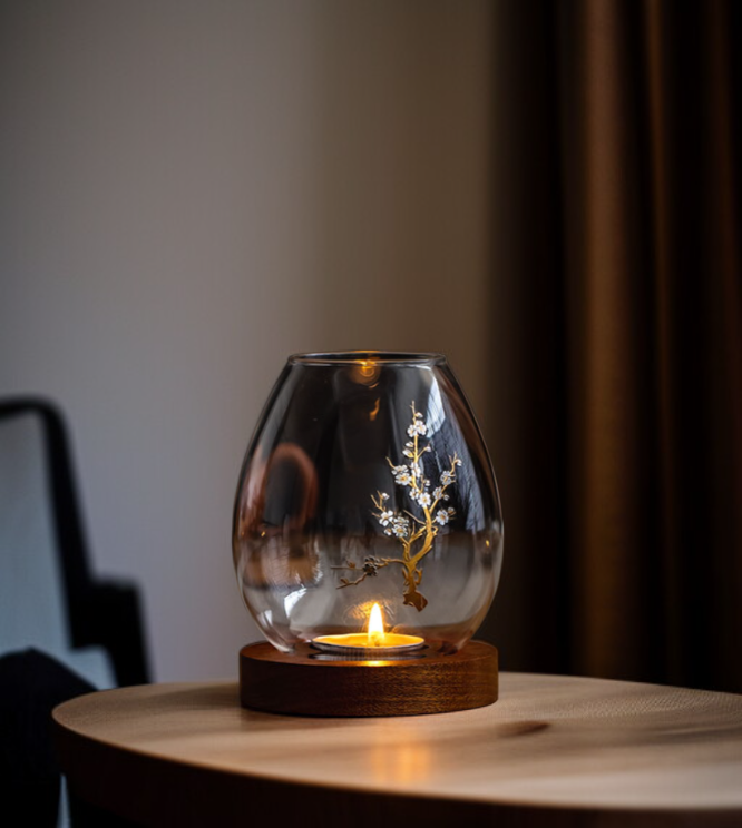 Transparenter Kerzenhalter aus Glas auf einem Esstisch