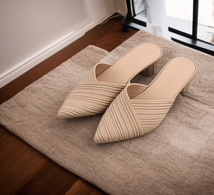 شبشب بصيحة الموضة مع كعب عالي