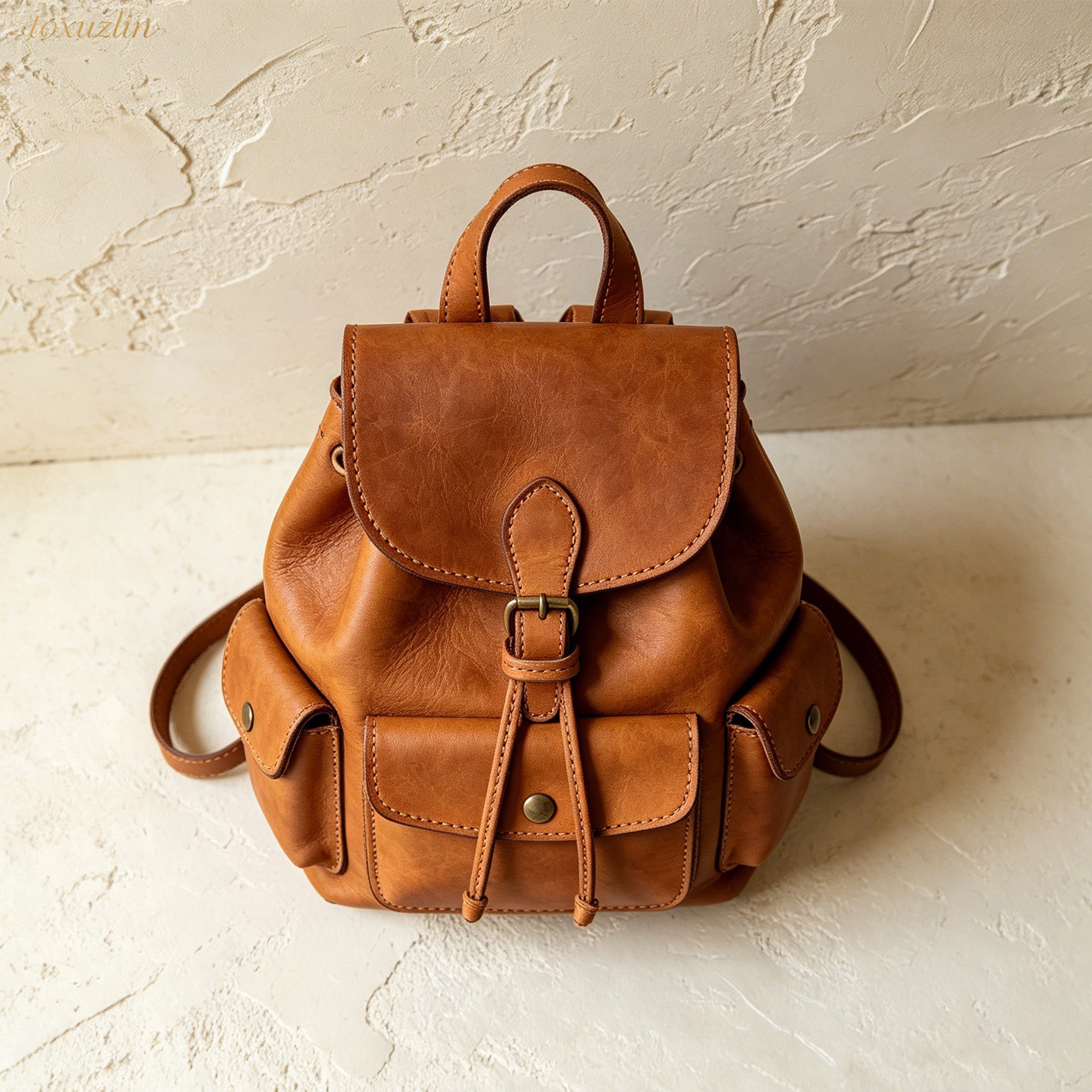 Vue de face du sac à dos en cuir véritable fait main