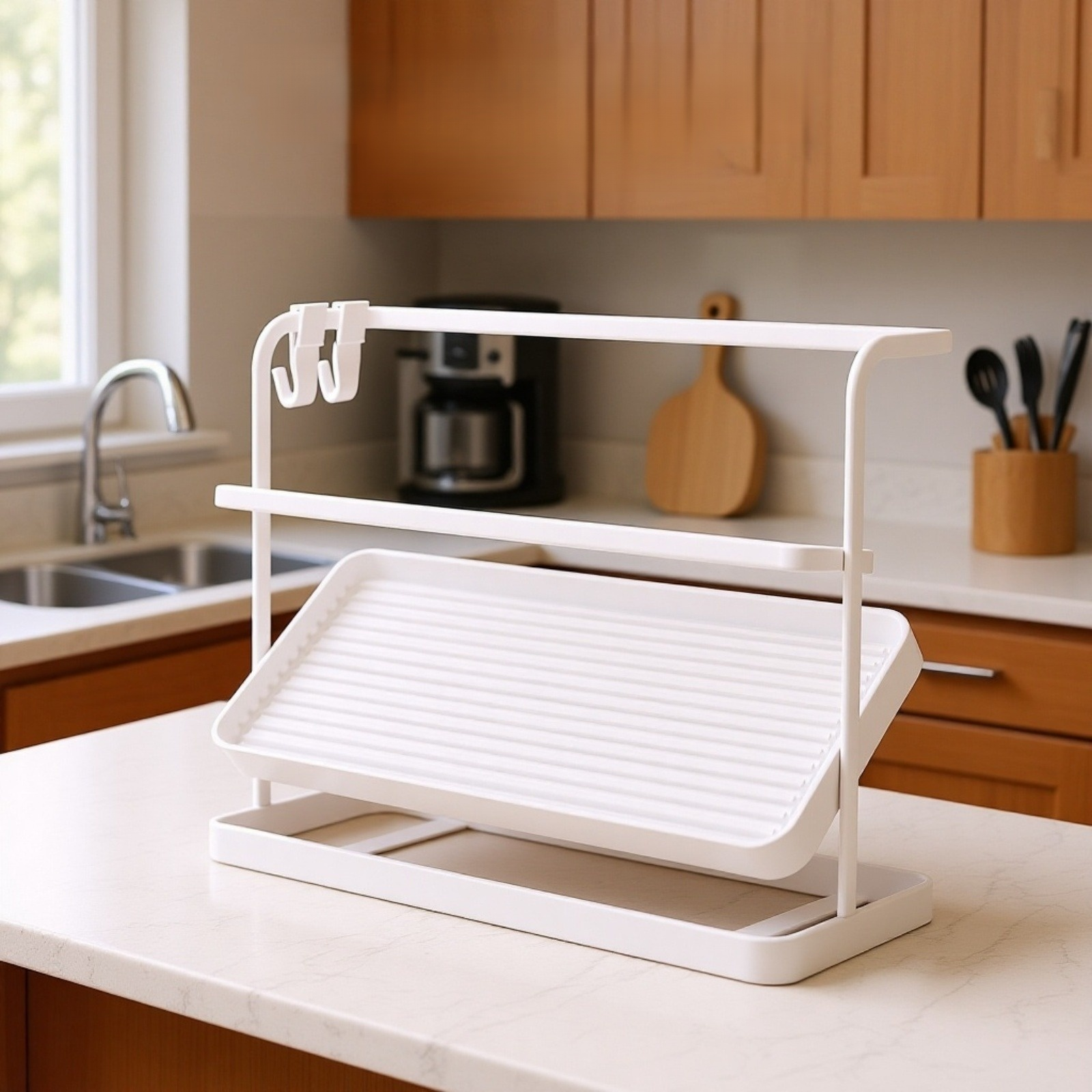 キッチンカウンターの上に置かれた二重層逆転カップラック