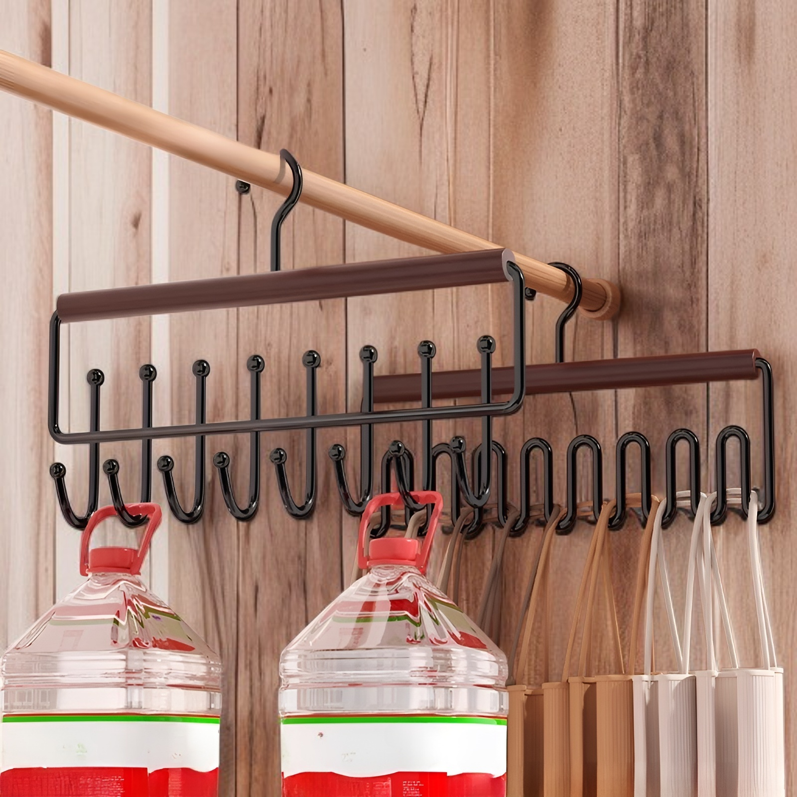 여러 개의 후크가 달린 원목 수납 옷걸이