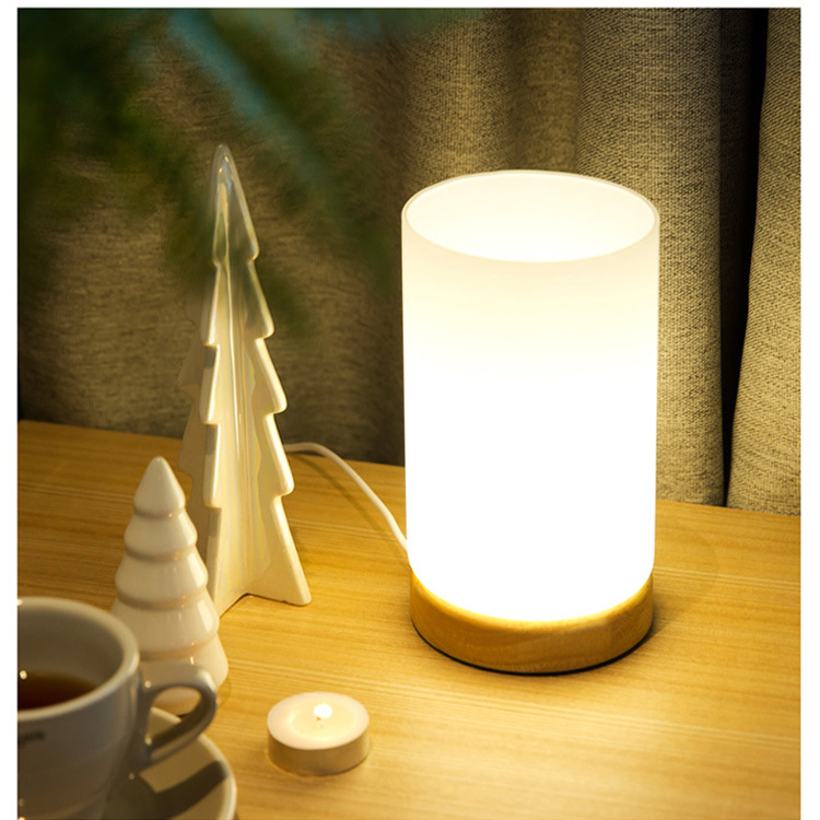 暖かい光のベッドサイドランプ