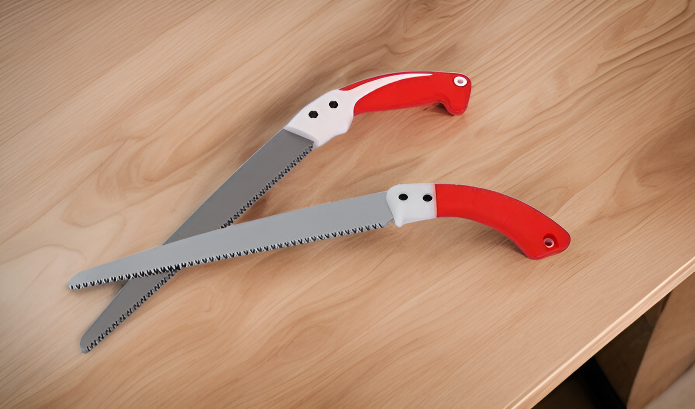 Gartensäge beim Beschneiden von Obstbäumen