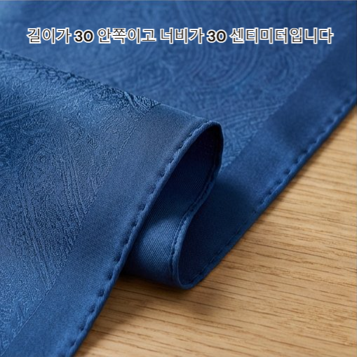 세련된 패턴의 실크 스카프