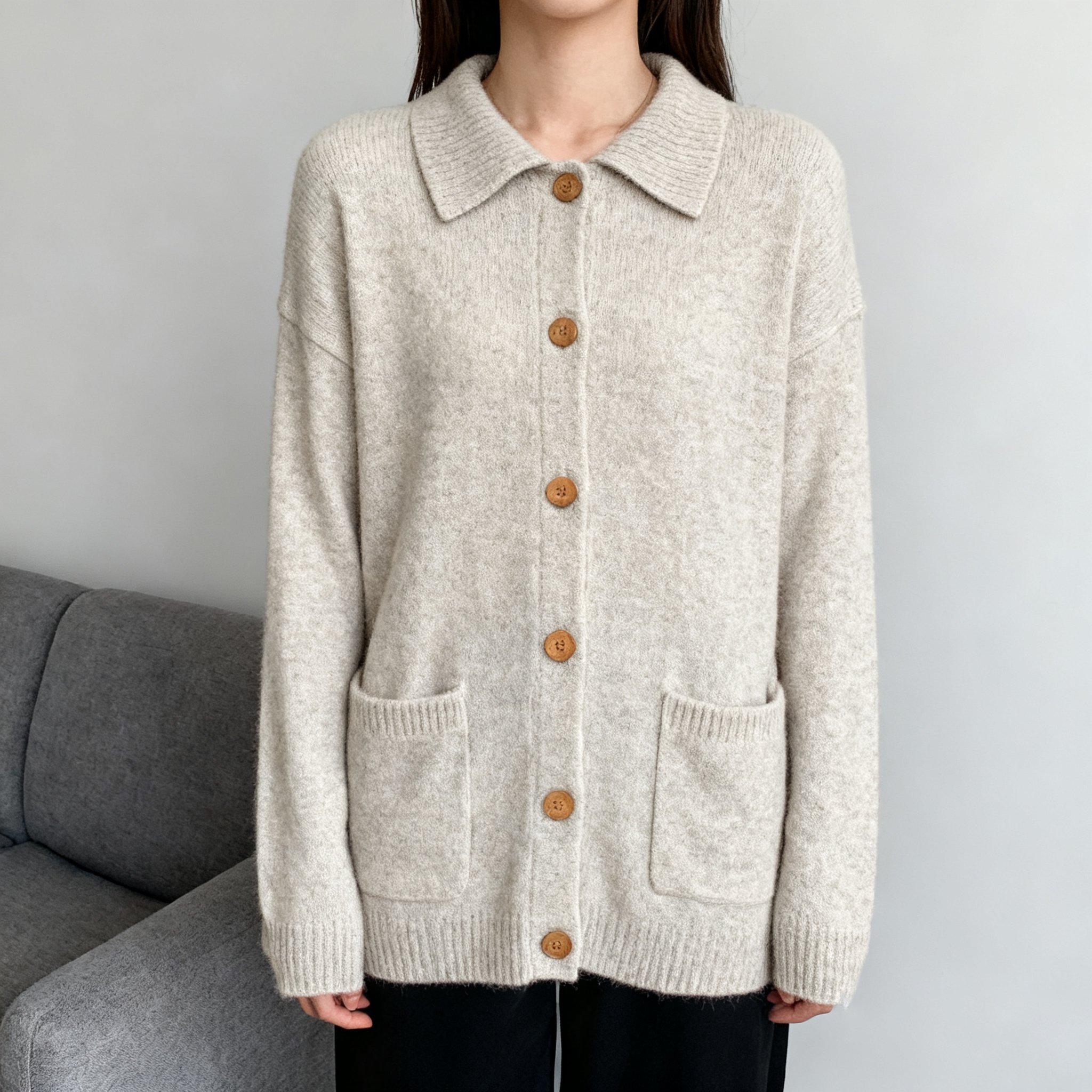 柔らかい素材の襟付きカーディガン