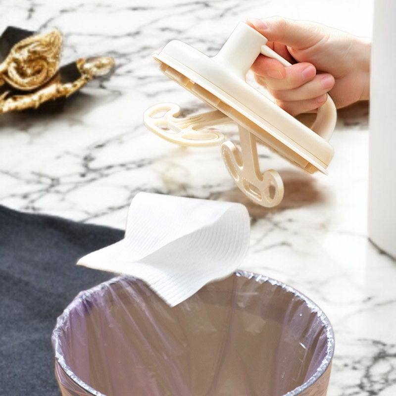 ビブリオキッチンブラシで鍋を洗う場面