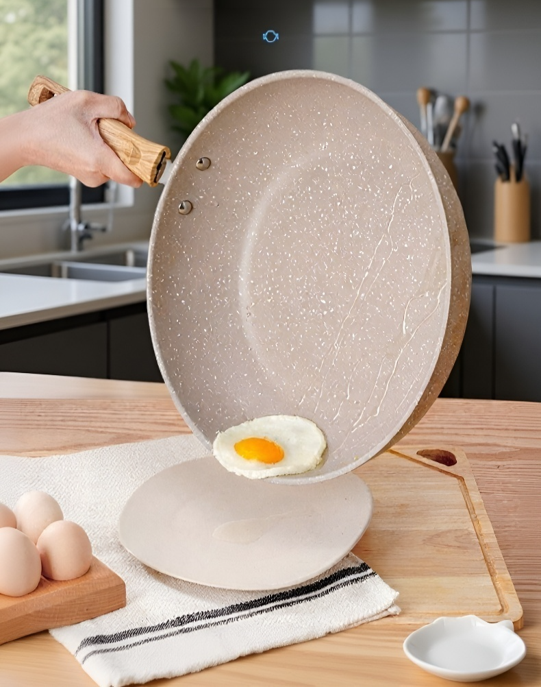 프라이팬에서 음식이 붙지 않는 모습