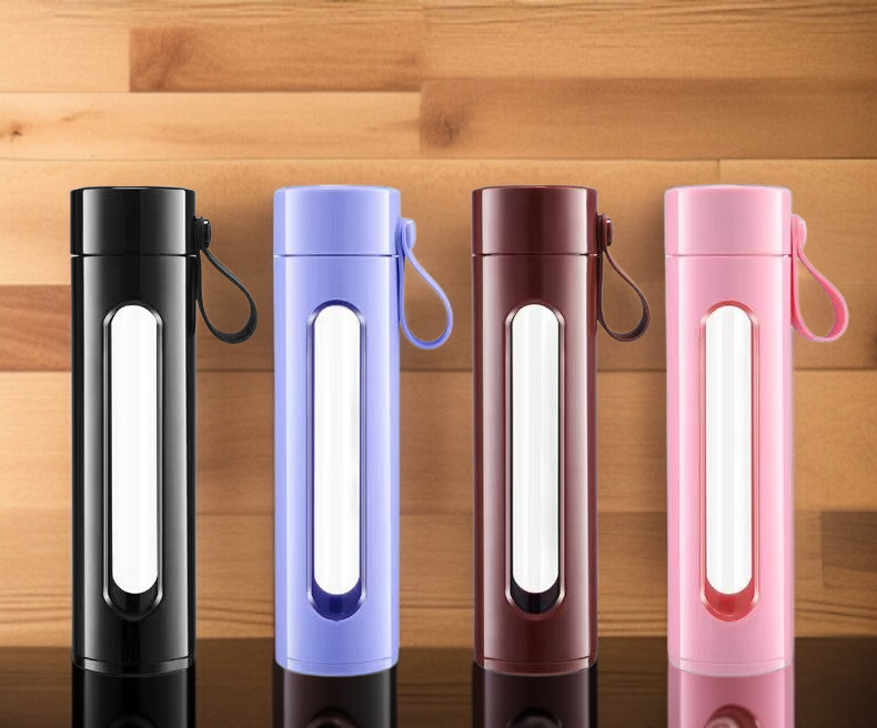 시원한 음료를 담은 찻물 분리 유리컵 이미지