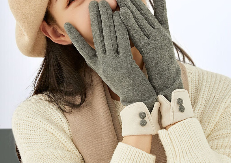 부드러운 소재의 여성 겨울 장갑 디테일
