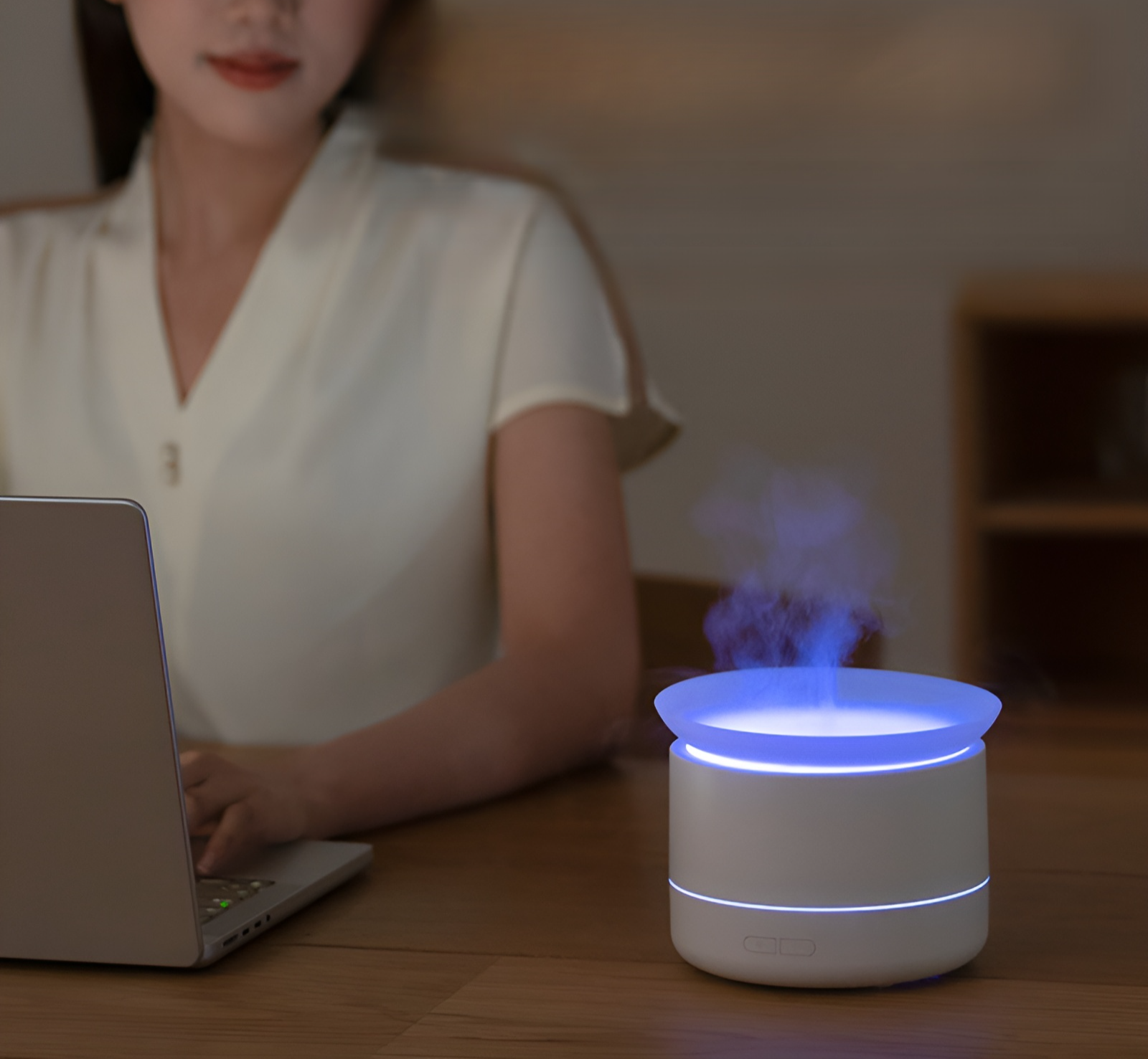 デスクトップに置いたカラフルなライト付きディフューザー