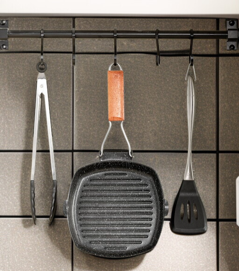 簡単に収納できるコンパクトデザインフライパン