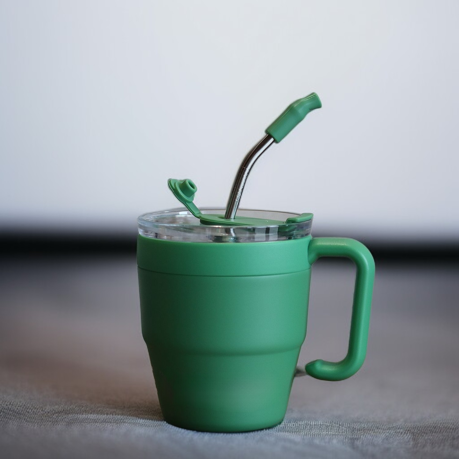 持ち運びに便利なハンドル付きカップのシーン