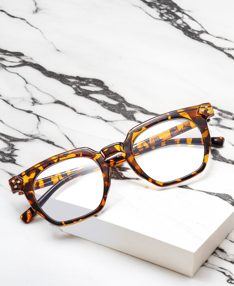 Gafas de aumento estilo vintage para mujer, con cristales antirreflejo y diseño de tachuelas