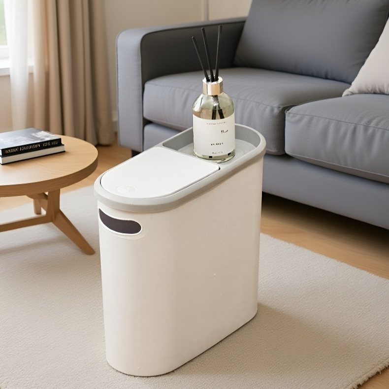 キッチンカウンター横に置かれたスリムゴミ箱