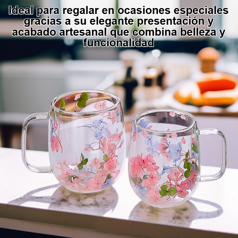 Taza de café de lava aislada con pétalos de flores secas