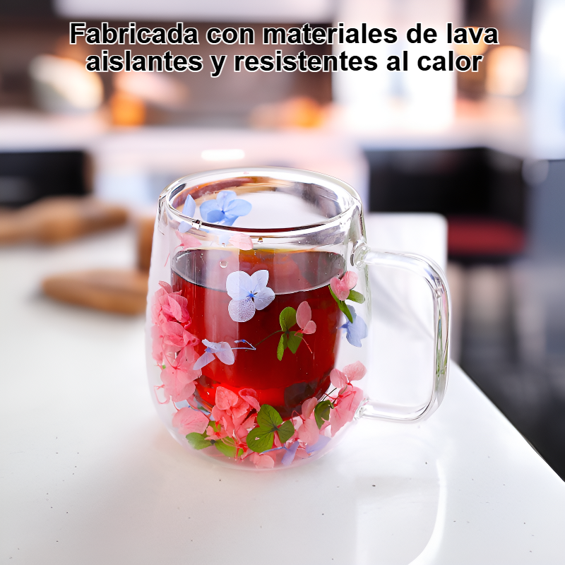 Taza de café de lava aislada y resistente al calor con pétalos de flores secas