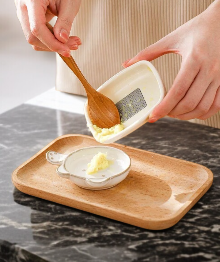 생강과 마늘을 연마기에 넣는 모습