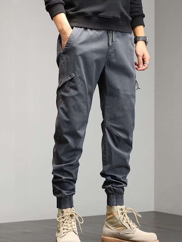 Eng anliegende Herrenhose im amerikanischen Stil