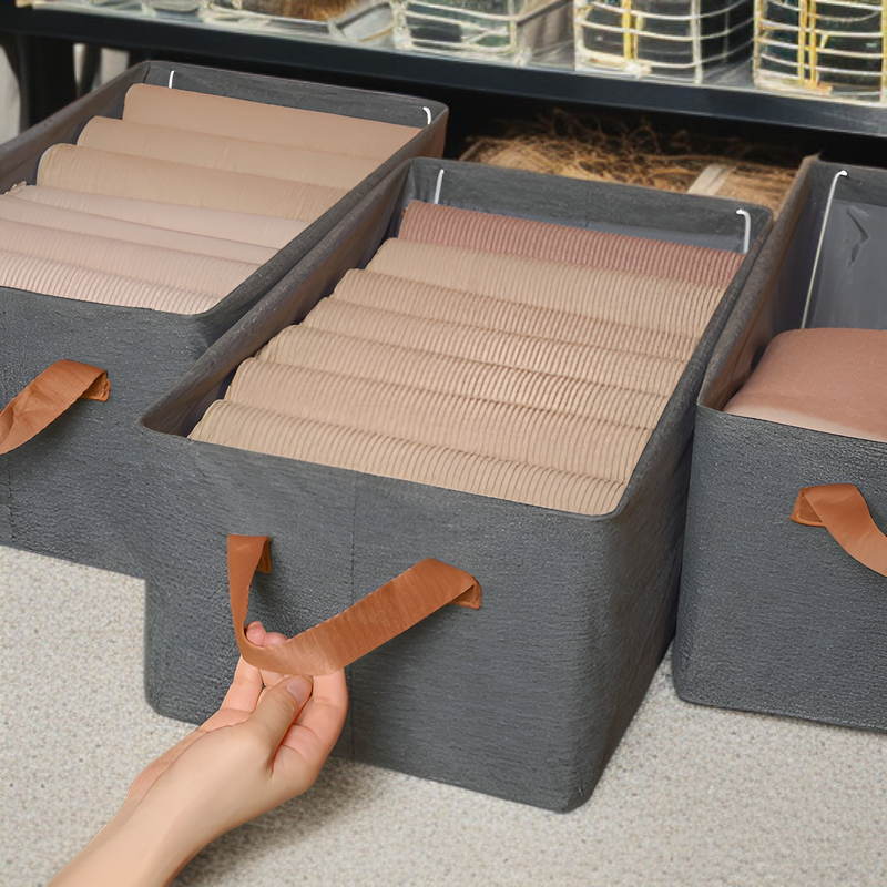 Praktické uspořádání džínsů v zásuvkové skříňce